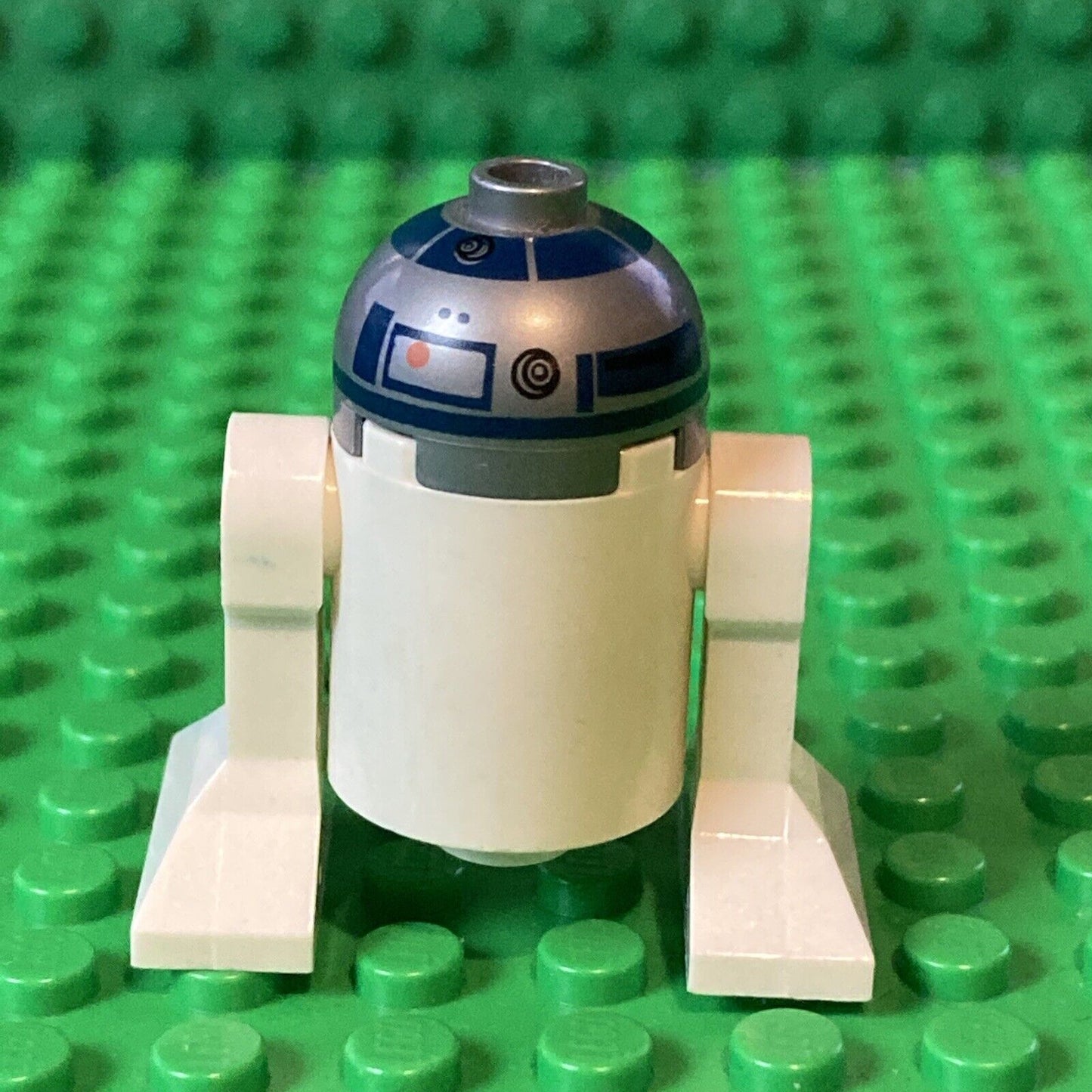 LEGO Star Wars R2-D2 Minifigure Astromech Droid ID: (sw0527)