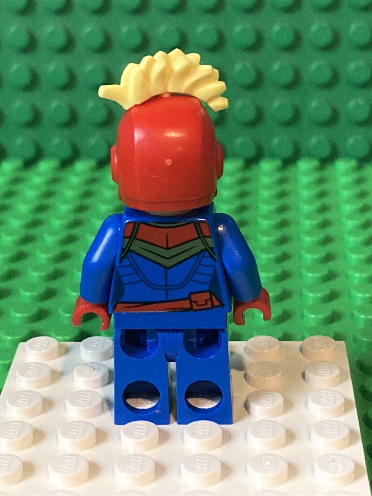 authentic LEGO minifigure Captain Marvel w Helmet sh641 Marvel Avengers 76153