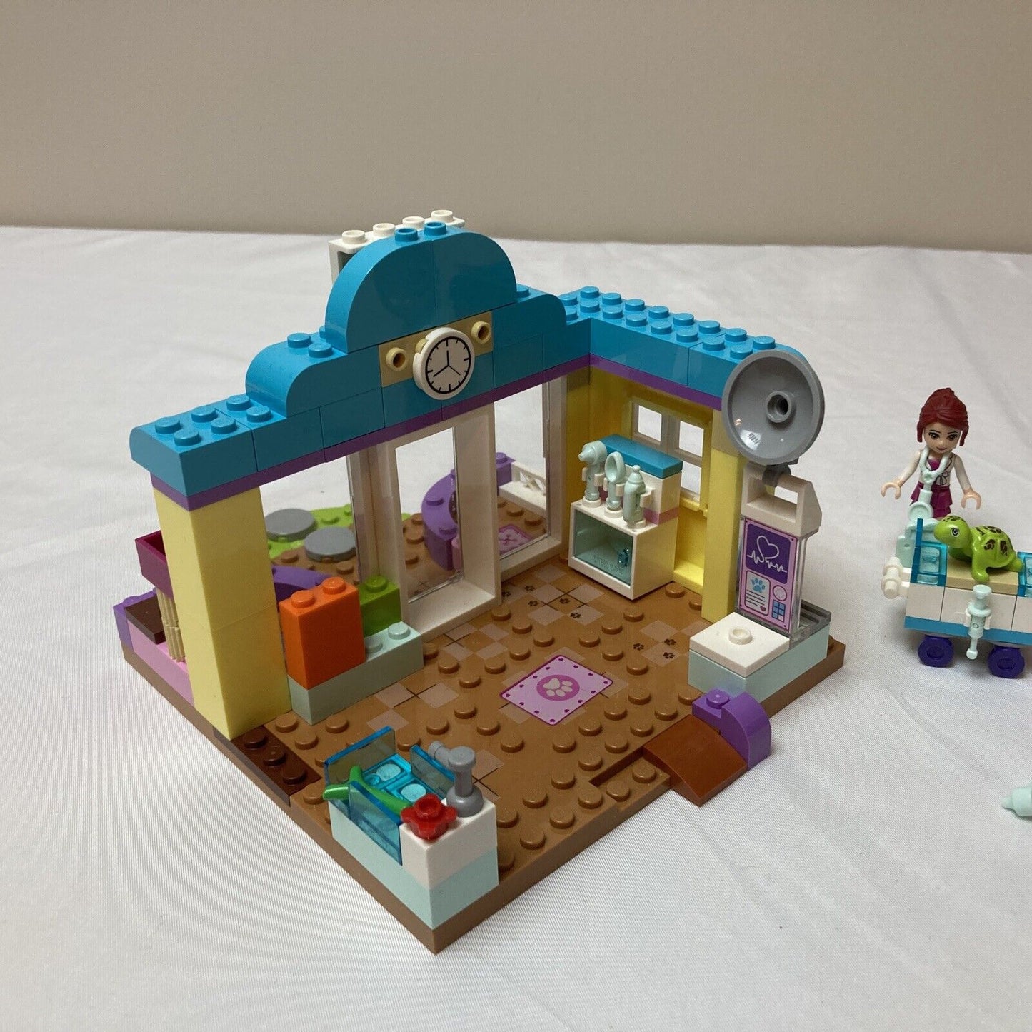 Lego Friends Juniors 10728 Mia's Vet Clinic retired 2016 Incomplete.