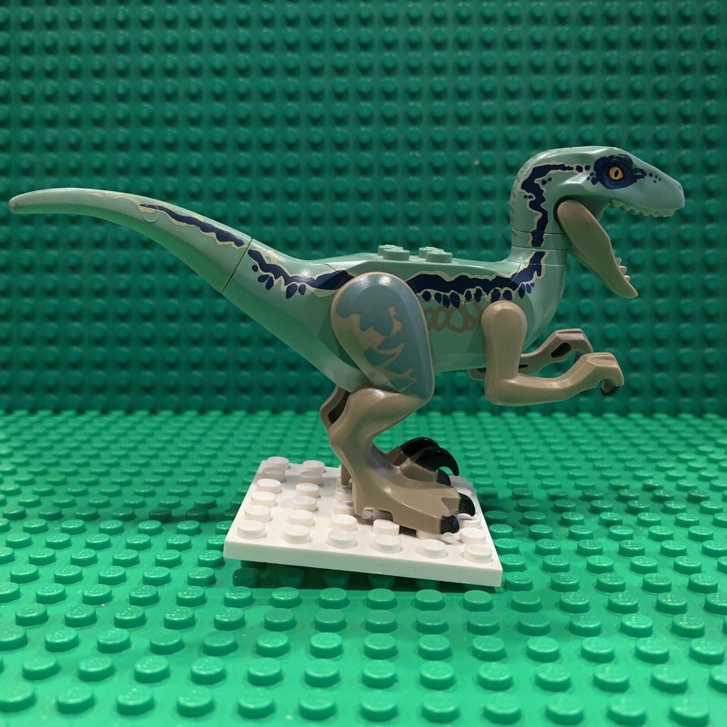 lego minifigure animal land dinosaur raptor velociraptor raptor09