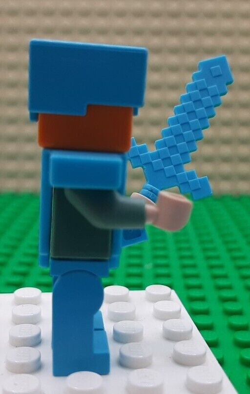 LEGO Minecraft  ALEX  Medium Azure Legs Helmet Armor min051 and Sword