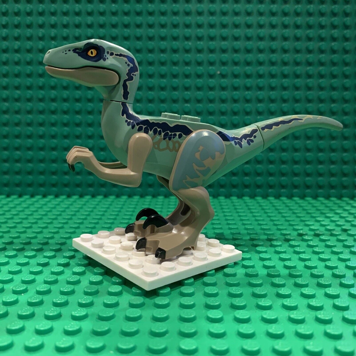 lego minifigure animal land dinosaur raptor velociraptor raptor09