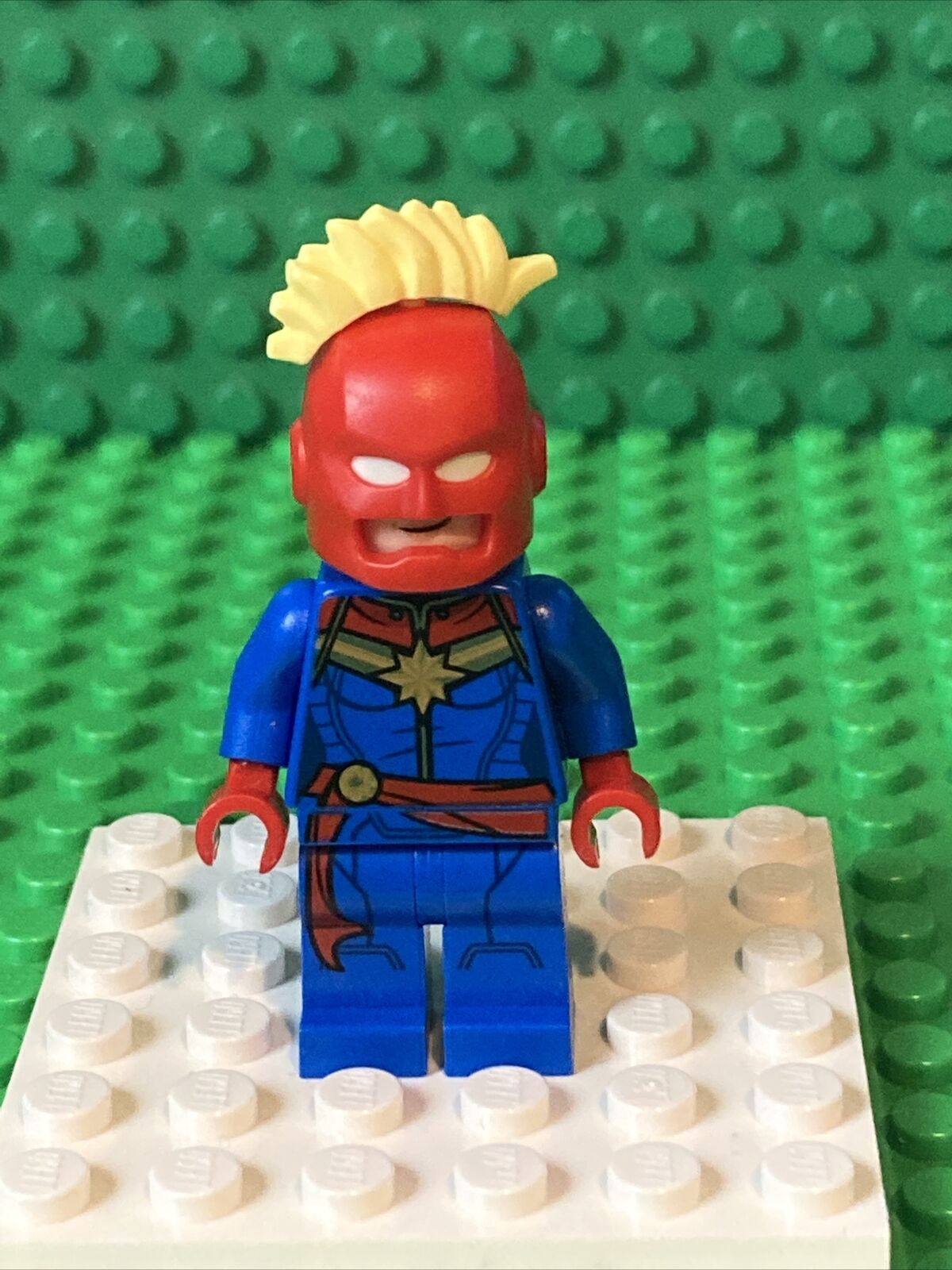 authentic LEGO minifigure Captain Marvel w Helmet sh641 Marvel Avengers 76153