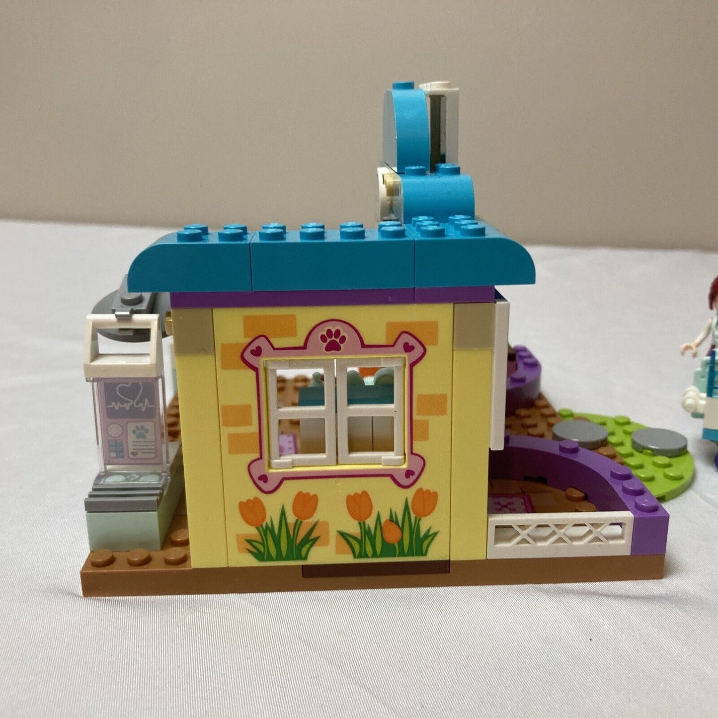 Lego Friends Juniors 10728 Mia's Vet Clinic retired 2016 Incomplete.