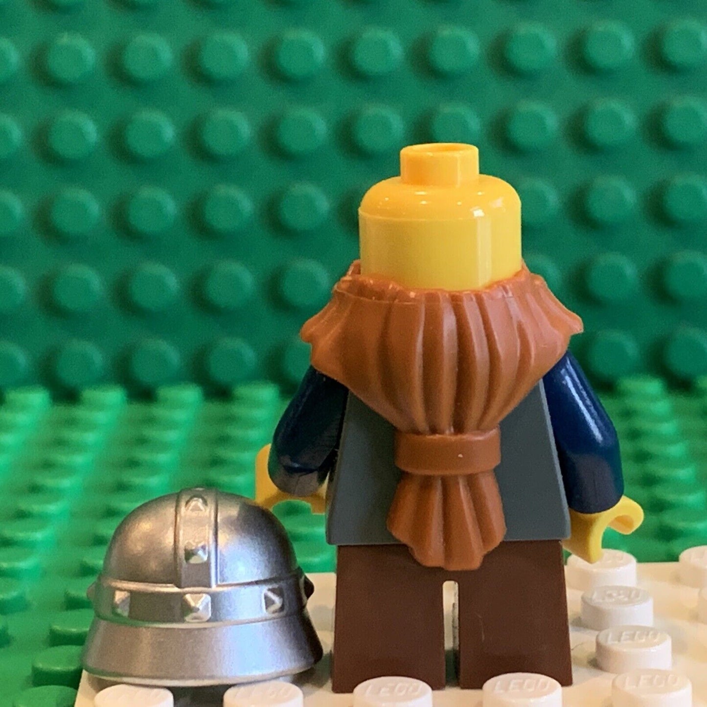 LEGO® Castle: Fantasy Era DWARF, DK ORNG BEARD, SILVER HELM Minifig cas377