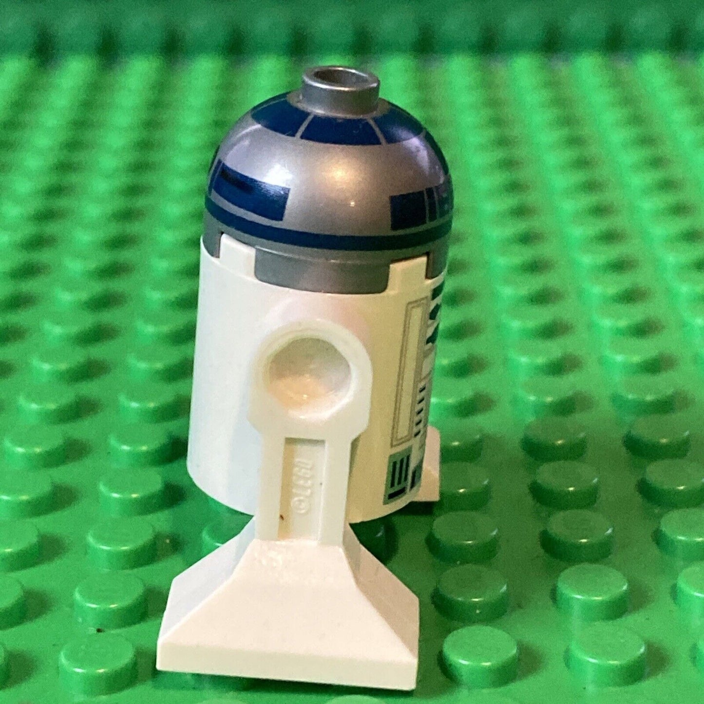 LEGO Star Wars R2-D2 Minifigure Astromech Droid ID: (sw0527)