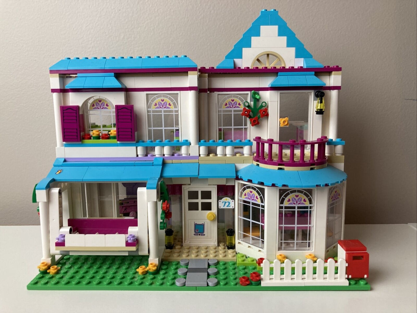 LEGO Friends 41314 Stephanie's House 95%  Complete w/ Manual & Mini Figures