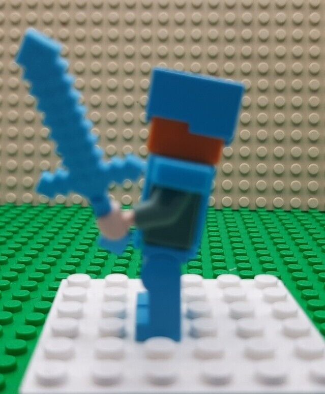 LEGO Minecraft  ALEX  Medium Azure Legs Helmet Armor min051 and Sword