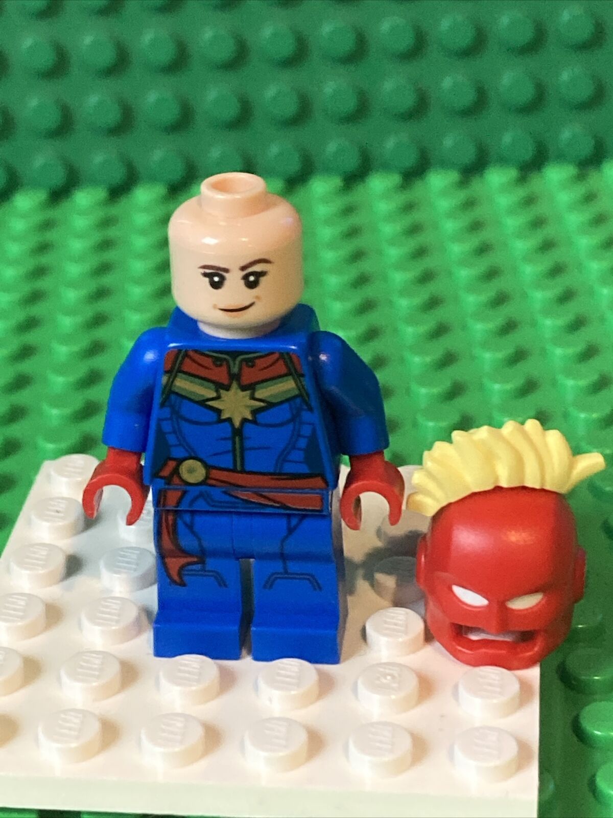 authentic LEGO minifigure Captain Marvel w Helmet sh641 Marvel Avengers 76153