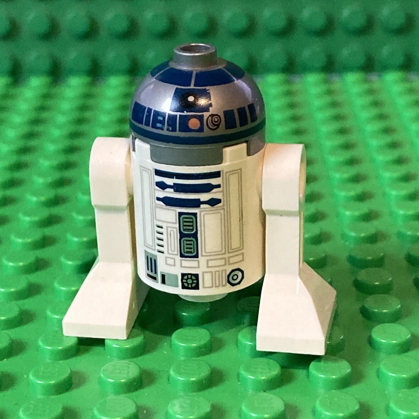 LEGO Star Wars R2-D2 Minifigure Astromech Droid ID: (sw0527)