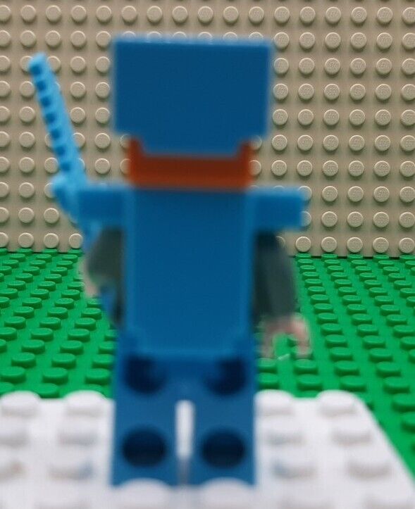 LEGO Minecraft  ALEX  Medium Azure Legs Helmet Armor min051 and Sword