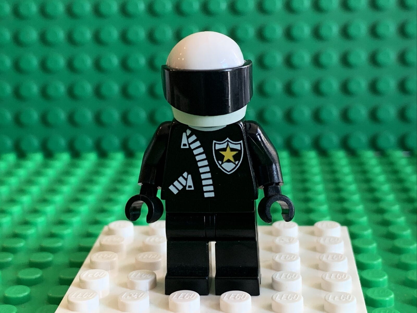 LEGO cop019 Police Sheriff Minifigure Gold Star White Helmet Black visor