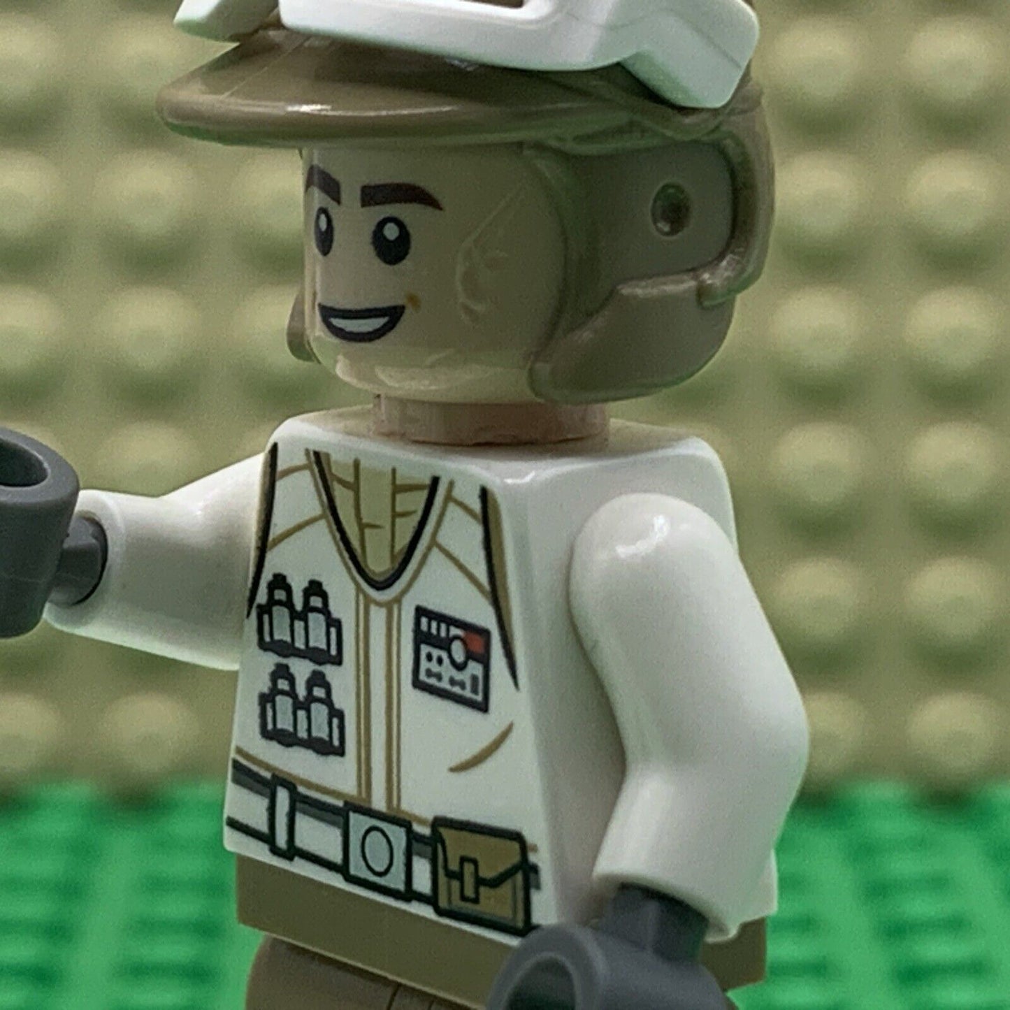 LEGO Star Wars Minifig - sw1016 - Hoth Rebel Trooper White Uniform, Dark Tan Leg