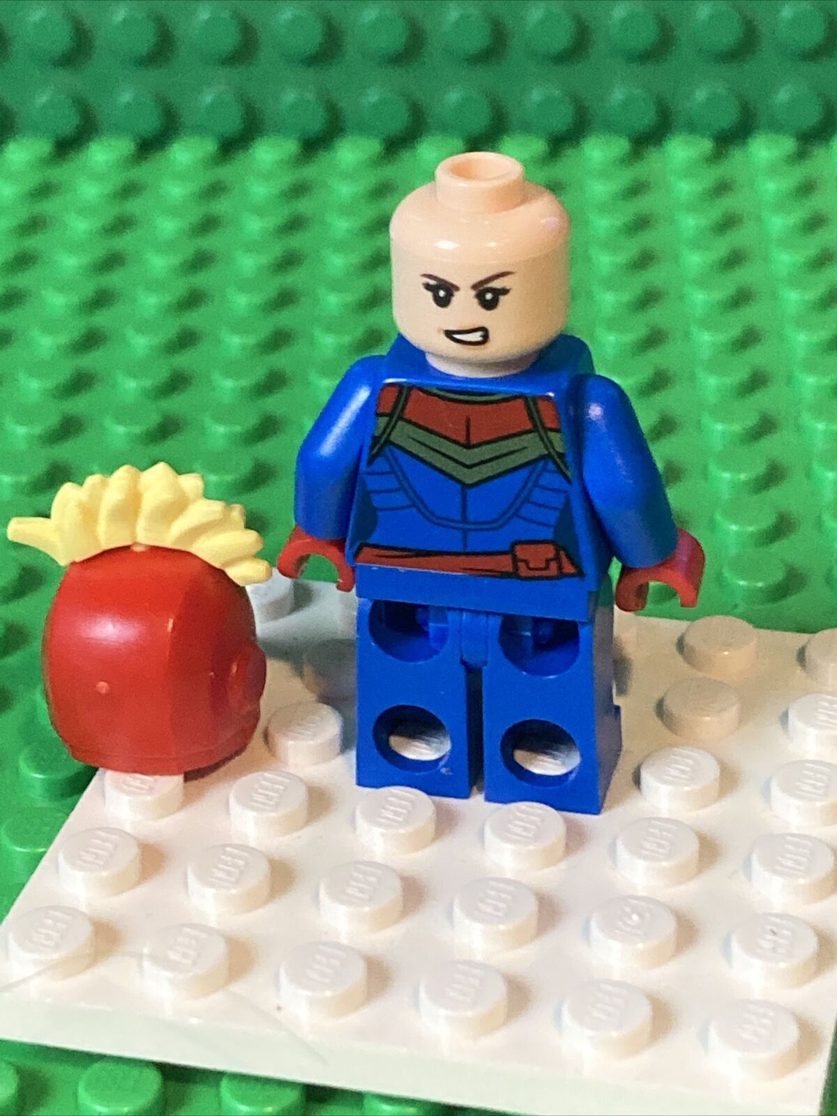 authentic LEGO minifigure Captain Marvel w Helmet sh641 Marvel Avengers 76153