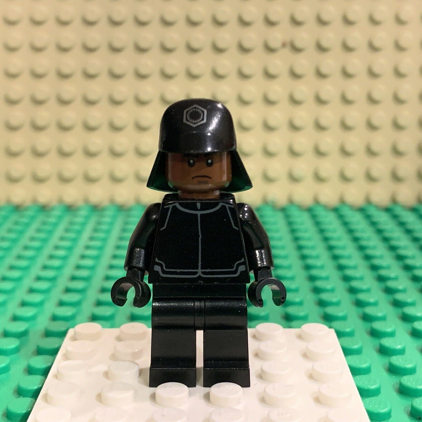 Lego Star Wars Minifigure sw0694 First Order Crew Member